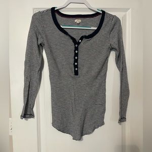 Adorable thermal Aerie top with stirred and buttons
